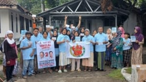 Gerak 08 Banten Dukung Penuh Rencana Gubernur Dirikan Rumah Singgah Untuk Pasien Kurang Mampu 2 Ketua Gerakan Ekonomi Kreatif (Gerak 08 Banten), Mohamad Rohim, Menyatakan Dukungan Penuhnya Terhadap Rencana Gubernur Banten, Andra Soni, Yang Akan Mendirikan Rumah Singgah Bagi Pasien Dari Keluarga Kurang Mampu Yang Sedang Menjalani Pengobatan Di Rumah Sakit, Khususnya Di Jakarta, 8 Mei 2025. Menurut Rohim, Inisiatif Ini Merupakan Langkah Nyata Dan Mulia Yang Menunjukkan Kepedulian Pemerintah Terhadap Masyarakat Kecil. Ia Menilai, Banyak Keluarga Pasien Dari Banten Yang Terpaksa Menginap Di Tempat Seadanya Karena Terkendala Biaya Transportasi Dan Akomodasi Selama Mendampingi Anggota Keluarga Yang Dirawat. “Ini Langkah Yang Sangat Mulia. Kami Dari Gerak 08 Banten Sangat Mendukung Pembangunan Rumah Singgah Ini. Banyak Masyarakat Kecil Yang Kesulitan Biaya Transportasi Dan Terpaksa Menginap Di Tempat Seadanya,” Ujar Rohim. Ia Juga Mengungkapkan Keprihatinannya Terhadap Kondisi Masyarakat Miskin Yang Kerap Bermalam Di Emperan Toko Atau Di Teras Masjid Karena Tidak Memiliki Tempat Tinggal Sementara Yang Layak Di Sekitar Rumah Sakit. Selain Dukungan Terhadap Rumah Singgah, Rohim Mendorong Peningkatan Layanan Di Rsud Banten, Agar Lebih Inklusif Dan Mudah Diakses Semua Lapisan Masyarakat. “Jangan Sampai Ada Warga Miskin Yang Tidak Bisa Berobat Karena Ditolak Rumah Sakit Atau Kesulitan Mendapatkan Ambulans,” Tegasnya. Sementara Itu, Gubernur Banten Andra Soni Menyatakan Bahwa Rumah Singgah Akan Menyulap Gedung Milik Badan Penghubung Provinsi Banten Yang Berlokasi Di Jalan Tebet Timur Raya Nomor 51, Jakarta Selatan. Rumah Singgah Ini Nantinya Akan Diperuntukkan Bagi Masyarakat Banten Yang Sedang Menjalani Pengobatan Di Sejumlah Rumah Sakit Di Jakarta. Dukungan Dari Gerak 08 Banten Ini Diharapkan Dapat Menjadi Dorongan Moral Bagi Pemerintah Agar Segera Merealisasikan Rencana Tersebut, Demi Meringankan Beban Masyarakat Kurang Mampu Yang Membutuhkan Bantuan Selama Proses Pengobatan.