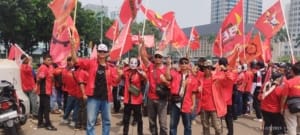 Peringati Hari Buruh Sedunia, Ribuan Buruh Terjun Padati Monas Jakarta 2 Peringati Hari Buruh Sedunia, Ribuan Buruh Terjun Padati Monas Jakarta