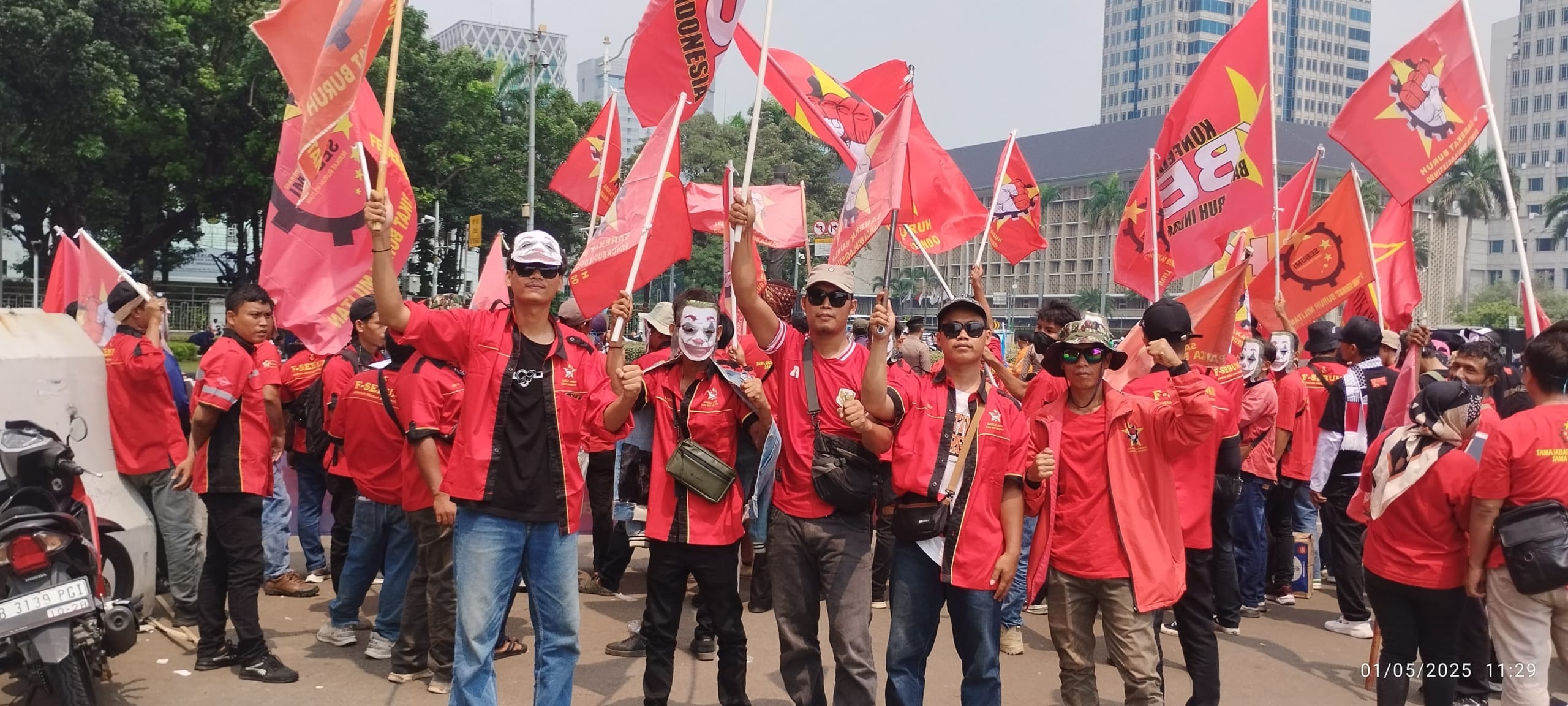 Peringati Hari Buruh Sedunia, Ribuan Buruh Terjun Padati Monas Jakarta 1 Peringati Hari Buruh Sedunia, Ribuan Buruh Terjun Padati Monas Jakarta