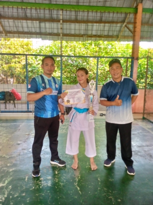 Smp Negeri 1 Kemang Raih Juara Satu Karate Tingkat Kecamatan 1 Smp Negeri 1 Kemang Raih Juara Satu Karate Tingkat Kecamatan Harumkan Sekolah, Nurul Rahayu Sabet Juara 1 Karate Tingkat Kecamatan Kemang Bogor - Siswi Dari Smp Negeri 1 Kemang Berhasil Menyabet Juara Pertama Dalam Ajang Olimpiade Olahraga Siswa Nasional (O2Sn) Karate Tingkat Kecamatan. Prestasi Tersebut Diraih Oleh Nurul Rahayu Priatna, Selasa (6/5/2025) Kepala Smp Negeri 1 Kemang Dr Dini Murniati Spd,Mpd Mengucapkan Selamat Atas Prestasi Yang Diraih Oleh Siswi Nurul Rahayu Priatna Karena Telah Mengharumkan Nama Sekolah Di Tingkat Kecamatan. Kata Dr Dini Murniati Spd,Mpd.dia Sangat Berharap Prestasi Ini Bisa Diteruskan Ke Tingkat Yang Lebih Tinggi Yaitu Kabupaten. &Quot;Harapanya Bisa Terus Juara Di Tingkat Kabupaten, Provinsi Dan Nasional. Sehingga Prestasi Yang Diraih Bisa Menjadi Motivasi Siswa Lain Yang Ada Di Smp Negeri 1 Kemang,&Quot; Kata Kepala Sekolah Smp Negeri 1 Kemang. “Alhamdulillah Anak Kami Nurul Dari Kelas 7,5 Sudah Mengukir Prestasi Dalam Ajang Karate Dengan Meraih Juara 1 Karate Kategori Kata Perorangan Putri Pada O2Sn Tingkat Kecamatan Kemang, Ini Sangat Membanggakan, Sehingga Smp Negeri 1 Kemang Dikenal Lebih Luas. Dan Kami Dari Pihak Smp Negeri 1 Kemang Memberikan Apresiasi Untuk Nurul Agar Lebih Semangat Untuk Mengukir Prestasi,” Tambah Kepala Sekolah. Dalam Kesempatan Yang Sama, Wali Kelas 7,5 Smp Negeri 1 Kemang Afif Berpesan Agar Nurul Rahayu Terus Berlatih Agar Keberhasilan Ini Berlanjut Ke Jenjang Yang Lebih Tinggi Sampai Ke Tingkat Provinsi. Karena Kata Afif, Mempertahankan Lebih Sulit Dari Pada Mendapatkan. &Quot;Kami Mewakili Seluruh Pendidik Dan Tenaga Kependidikan Smp Negeri 1 Kemang Berharap Di Tingkat Kabupaten, Provinsi Bahkan Nasional, Nurul Bisa Terus Menjadi Juara,&Quot; Ucap Afif Dengan Penuh Harapan. Afif Menyebut Bahwa Siswa Kelas 7,5 Merasa Bangga Atas Pencapaian Nurul Karena Bukan Hanya Mengharumkan Nama Kelas 7,5. Tapi Kata Afif Mengharumkan Nama Smp Negeri 1 Kemang Di Tingkat Kecamatan. “Saya Berharap Ananda Nurul Bisa Melaju Ke Tingkat Provinsi, Nasional Dan Juara. Karena Bukan Hanya Mengharumkan Smpn1 Kemang Saja Tetapi Juga Mengharumkan Nama Kabupaten Bogor,” Ujar Afif.