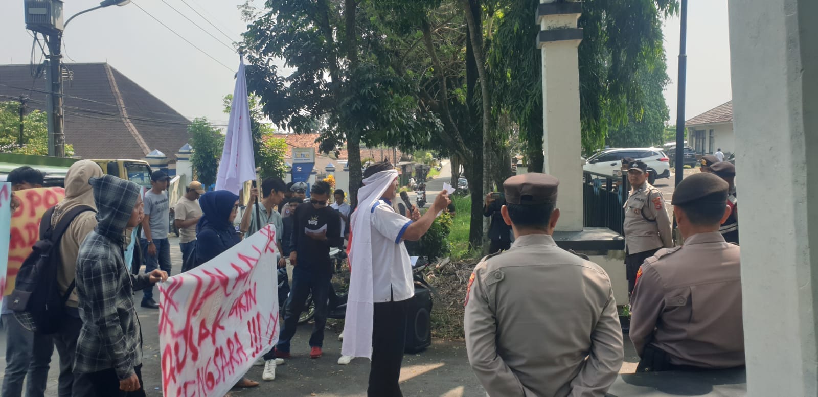 Dinilai Agak Laen, Rpm Gruduk Kantor Dinas Pupr Dan Desak Bupati Lebak Turun Tangan 1 Dinilai Agak Laen, Rpm Gruduk Kantor Dinas Pupr Dan Desak Bupati Lebak Turun Tangan