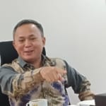 Jakarta – Kementerian Hukum Dan Ham (Kemenham) Menggelar Rapat Penting Pada Kamis, 8 Mei 2025 Pukul 15.00 Wib Di Kantor Pusat Kemenham, Jakarta. Rapat Ini Dipimpin Oleh Wakil Menteri Ham, Mugiyanto Sipin, Dan Dihadiri Oleh Sejumlah Tokoh Penting, Antara Lain H. Mirwan (Bupati Aceh Selatan), Dr. Tuti Widyaningrum, Sh., Mh. (Kampus Uta’45 Jakarta), Dan Revitriyoso Husodo (Yayasan Gerak Nusantara Sejahtera), Serta Staf Dari Kemenham. Dalam Rapat Tersebut, Wamen Ham Menjelaskan Tugas Pokok Dan Fungsi Kemenham Dalam Menyelenggarakan Lima P Ham: Penghormatan, Perlindungan, Pemenuhan, Penegakan, Dan Pemajuan Ham. Ia Juga Menyampaikan Bahwa Kemenham Memiliki Dua Direktorat Jenderal Utama, Yaitu Dirjen Instrumen Penguatan Ham Dan Dirjen Pelayanan Dan Kepatuhan Ham. Untuk Daerah, Pendekatan Yang Dilakukan Adalah Melalui Pendampingan Ham, Bukan Audit Formal. Bupati Aceh Selatan, H. Mirwan, Menyampaikan Maksud Kedatangannya Untuk Bersilaturahmi Serta Meminta Arahan Mengenai Program Kemenham Di Aceh Selatan, Termasuk Potensi Kolaborasi Dengan Dua Kampus Yang Ada Di Wilayah Tersebut. Sementara Itu, Revitriyoso Husodo Menekankan Pentingnya Penyelesaian Konflik Agraria Di Wilayah Gurilla, Pematang Siantar Dan Pemulihan Korban Pelanggaran Ham Berat Di Jambo Keupok Melalui Pendekatan Restorative Justice Dan Sinergi Antar Pemangku Kepentingan. Dr. Tuti Widyaningrum Memaparkan Rencana Pelaksanaan Seminar Nasional Ham Di Kampus Uta’45 Jakarta Dan Pembentukan Pusat Kajian Ham Sebagai Bagian Dari Kerja Sama Akademik Dengan Kemenham. Sebagai Hasil Rapat, Wamen Ham Menyampaikan Beberapa Rekomendasi: Menyambut Baik Pelaksanaan Seminar Nasional Ham Di Uta’45 Dan Menyatakan Kesediaan Untuk Hadir, Serta Meminta Panitia Berkoordinasi Dengan Staf Kerjasama. Mengagendakan Kunjungan Ke Lokasi Konflik Agraria Di Desa Gurilla, Pematang Siantar Pada 16 Mei 2025. Menginstruksikan Kepada Bupati Aceh Selatan Untuk Melakukan Pendataan Terhadap Korban Jambo Keupok Secara Lengkap Untuk Keperluan Program Pemulihan. Selain Itu, Akan Dibangun Memorial Park Sebagai Bentuk Penghormatan Kepada Para Korban, Bekerja Sama Dengan Yayasan Gerak Nusantara. Rapat Ini Mencerminkan Komitmen Kemenham Dalam Memperkuat Perlindungan Dan Pemenuhan Ham, Serta Menyelesaikan Kasus-Kasus Pelanggaran Ham Berat Di Berbagai Daerah Secara Kolaboratif Dan Berkelanjutan.
