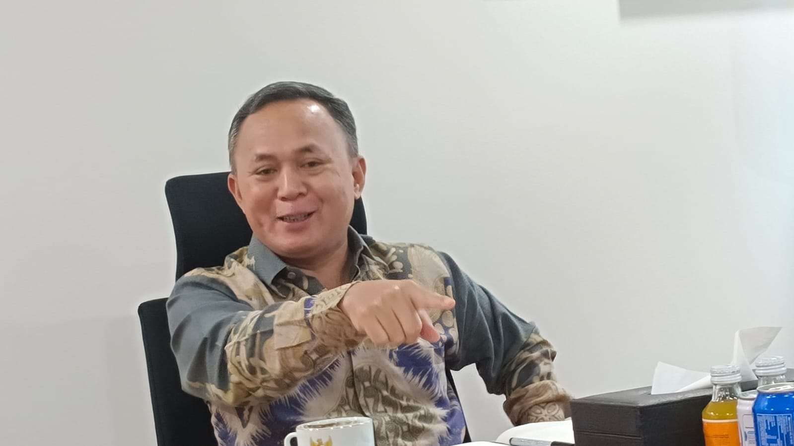 Kemenham Agendakan Kunjungan Resmi Ke Wilayah Konflik Desa Gurilla Dan Kampus Usi Sumut 1 Jakarta – Kementerian Hukum Dan Ham (Kemenham) Menggelar Rapat Penting Pada Kamis, 8 Mei 2025 Pukul 15.00 Wib Di Kantor Pusat Kemenham, Jakarta. Rapat Ini Dipimpin Oleh Wakil Menteri Ham, Mugiyanto Sipin, Dan Dihadiri Oleh Sejumlah Tokoh Penting, Antara Lain H. Mirwan (Bupati Aceh Selatan), Dr. Tuti Widyaningrum, Sh., Mh. (Kampus Uta’45 Jakarta), Dan Revitriyoso Husodo (Yayasan Gerak Nusantara Sejahtera), Serta Staf Dari Kemenham. Dalam Rapat Tersebut, Wamen Ham Menjelaskan Tugas Pokok Dan Fungsi Kemenham Dalam Menyelenggarakan Lima P Ham: Penghormatan, Perlindungan, Pemenuhan, Penegakan, Dan Pemajuan Ham. Ia Juga Menyampaikan Bahwa Kemenham Memiliki Dua Direktorat Jenderal Utama, Yaitu Dirjen Instrumen Penguatan Ham Dan Dirjen Pelayanan Dan Kepatuhan Ham. Untuk Daerah, Pendekatan Yang Dilakukan Adalah Melalui Pendampingan Ham, Bukan Audit Formal. Bupati Aceh Selatan, H. Mirwan, Menyampaikan Maksud Kedatangannya Untuk Bersilaturahmi Serta Meminta Arahan Mengenai Program Kemenham Di Aceh Selatan, Termasuk Potensi Kolaborasi Dengan Dua Kampus Yang Ada Di Wilayah Tersebut. Sementara Itu, Revitriyoso Husodo Menekankan Pentingnya Penyelesaian Konflik Agraria Di Wilayah Gurilla, Pematang Siantar Dan Pemulihan Korban Pelanggaran Ham Berat Di Jambo Keupok Melalui Pendekatan Restorative Justice Dan Sinergi Antar Pemangku Kepentingan. Dr. Tuti Widyaningrum Memaparkan Rencana Pelaksanaan Seminar Nasional Ham Di Kampus Uta’45 Jakarta Dan Pembentukan Pusat Kajian Ham Sebagai Bagian Dari Kerja Sama Akademik Dengan Kemenham. Sebagai Hasil Rapat, Wamen Ham Menyampaikan Beberapa Rekomendasi: Menyambut Baik Pelaksanaan Seminar Nasional Ham Di Uta’45 Dan Menyatakan Kesediaan Untuk Hadir, Serta Meminta Panitia Berkoordinasi Dengan Staf Kerjasama. Mengagendakan Kunjungan Ke Lokasi Konflik Agraria Di Desa Gurilla, Pematang Siantar Pada 16 Mei 2025. Menginstruksikan Kepada Bupati Aceh Selatan Untuk Melakukan Pendataan Terhadap Korban Jambo Keupok Secara Lengkap Untuk Keperluan Program Pemulihan. Selain Itu, Akan Dibangun Memorial Park Sebagai Bentuk Penghormatan Kepada Para Korban, Bekerja Sama Dengan Yayasan Gerak Nusantara. Rapat Ini Mencerminkan Komitmen Kemenham Dalam Memperkuat Perlindungan Dan Pemenuhan Ham, Serta Menyelesaikan Kasus-Kasus Pelanggaran Ham Berat Di Berbagai Daerah Secara Kolaboratif Dan Berkelanjutan.