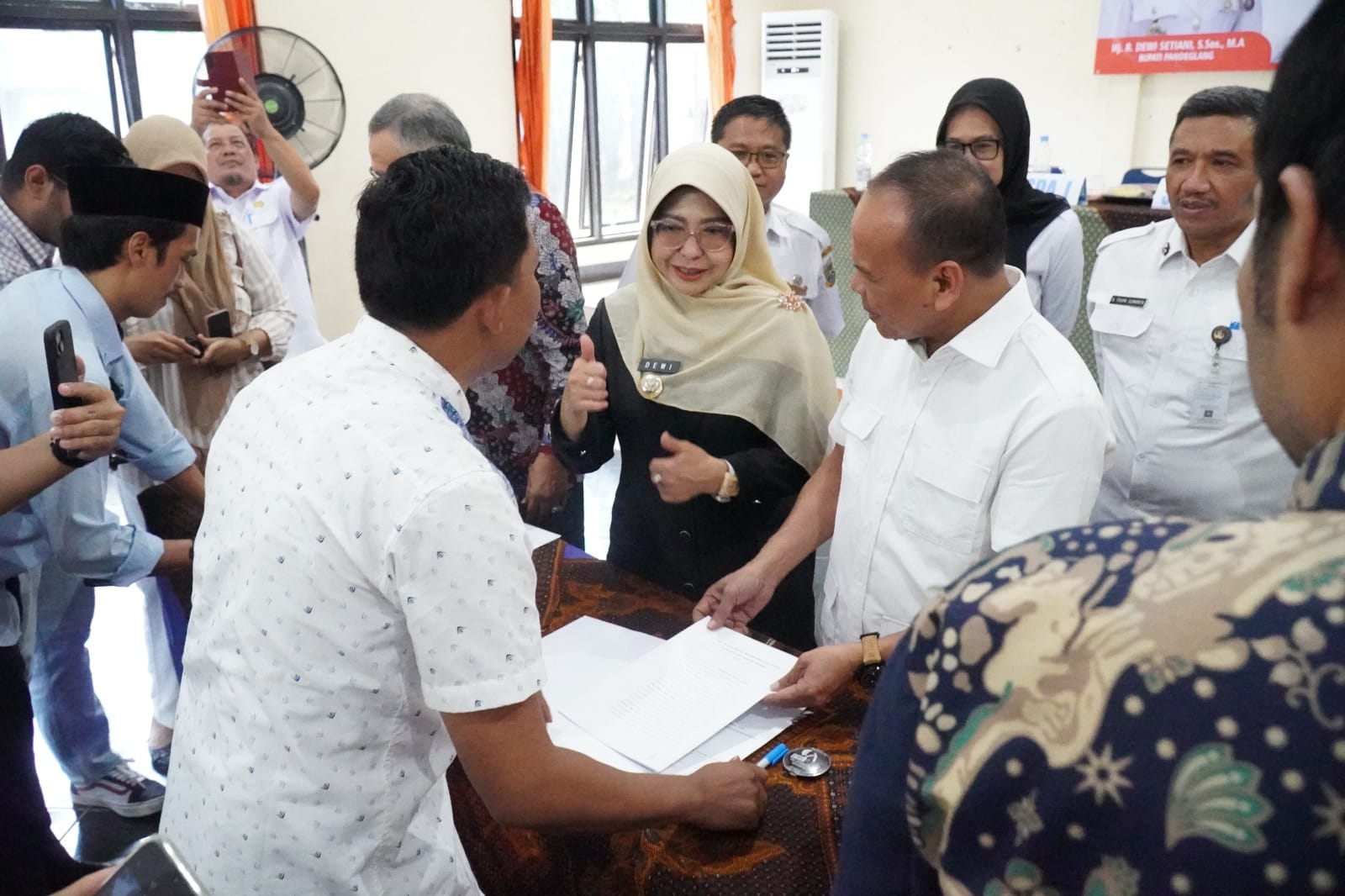 Pendirian Koperasi Merah Putih, Pemkab Pandeglang Lakukan Tandatangan Akta Notaris Serentak 1 Pendirian Koperasi Merah Putih, Pemkab Pandeglang Lakukan Tandatangan Akta Notaris Serentak