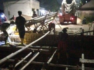 Diduga Ada Penyimpangan Dana, Proyek Jembatan Di Desa Buni Bakti Tidak Pakai Viberator Dan Abaikan K3