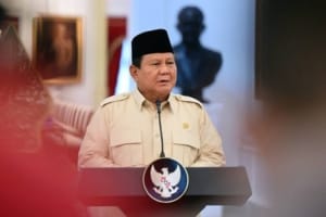 Gerakan Ekonomi Kreatif Pandeglang (Gerak 08) Apresiasi Program Presiden Prabowo 1 Pandeglang – Gerakan Ekonomi Kreatif Kabupaten Pandeglang (Gerak 08) Menyatakan Dukungan Penuh Terhadap Berbagai Program Presiden Prabowo Subianto Yang Dinilai Telah Memberikan Dampak Nyata Bagi Rakyat Kecil Dan Perekonomian Nasional, 12 Mei 2025. Nani Mulana, Salah Satu Tokoh Gerak 08, Mengungkapkan Kekagumannya Terhadap Capaian Pemerintahan Saat Ini, Khususnya Program Makan Bergizi Gratis (Mbg) Yang Telah Menjangkau Jutaan Anak Di Indonesia. &Quot;Saya Angkat Dua Jempol Untuk Program Mbg. Ini Bukan Hanya Menyentuh Kebutuhan Dasar Anak-Anak, Tapi Juga Menciptakan Multiplier Effect Bagi Ekonomi Lokal,&Quot; Ujarnya. Selain Mbg, Nani Juga Menyoroti Layanan Cek Kesehatan Gratis Yang Telah Menyasar 3 Juta Penerima, Serta Capaian Produksi Beras Tertinggi Dalam Tujuh Tahun Terakhir Sebagai Indikator Keberhasilan Program Pangan Nasional. Ia Juga Menyambut Baik Pendirian Bank Emas, Rampungnya Data Tunggal Sosial Ekonomi Nasional (Dtsen), Dan Efisiensi Anggaran Hingga Rp300 Triliun Yang Dinilai Sebagai Langkah Maju Dalam Tata Kelola Negara. &Quot;Program-Program Ini Adalah Bentuk Nyata Keberpihakan Kepada Rakyat Kecil. Kami Dari Gerak 08 Berharap Keberhasilan Ini Terus Ditingkatkan,&Quot; Kata Nani. Tak Lupa, Gerak 08 Menegaskan Dukungannya Terhadap Komitmen Pemerintahan Prabowo Dalam Pemberantasan Korupsi. &Quot;Sudah Cukup Baik, Semoga Ke Depan Lebih Tegas Lagi. Ini Adalah Aspirasi Rakyat Dan Sudah Menjadi Konsumsi Publik,&Quot; Pungkasnya. Dengan Semangat Kolaborasi, Gerak 08 Berkomitmen Menjadi Bagian Dari Upaya Memperkuat Ekonomi Daerah Dan Mendukung Agenda Nasional Yang Berpihak Kepada Kesejahteraan Rakyat.