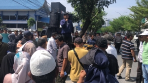 Puluhan Orang Gelar Aksi Persoalkan Putusan Wanprestasi Koppsa-M 6 Puluhan Orang Gelar Aksi Persoalkan Putusan Wanprestasi Koppsa-M