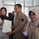 Bupati Dewi Setiani Serahkan 115 Sertifikat Tanah Program Ptsl Di Desa Ciburial