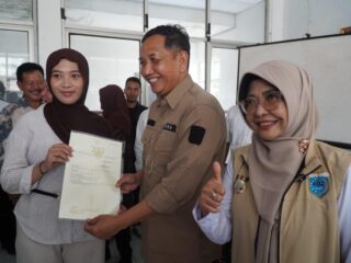 Bupati Dewi Setiani Serahkan 115 Sertifikat Tanah Program Ptsl Di Desa Ciburial