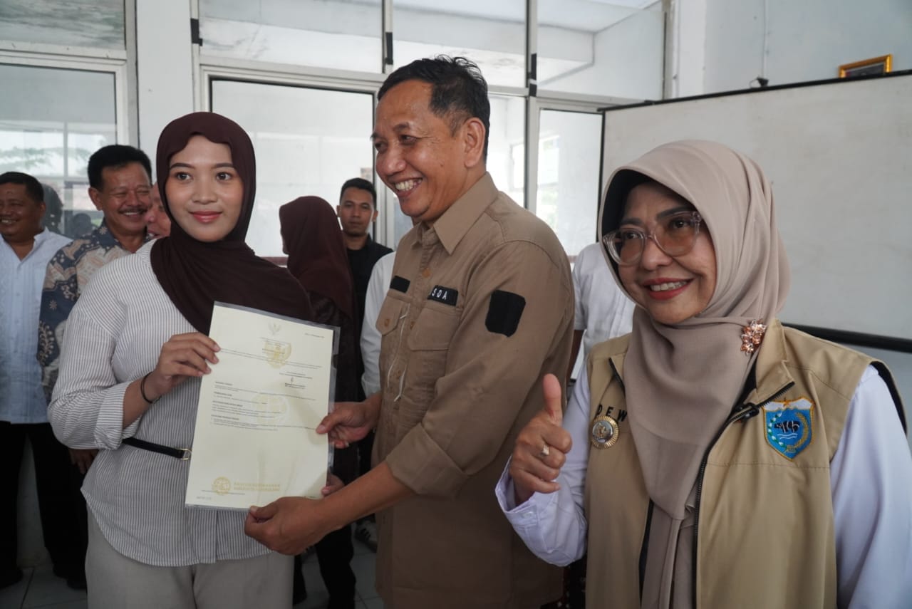 Bupati Dewi Setiani Serahkan 115 Sertifikat Tanah Program Ptsl Di Desa Ciburial 1 Bupati Dewi Setiani Serahkan 115 Sertifikat Tanah Program Ptsl Di Desa Ciburial