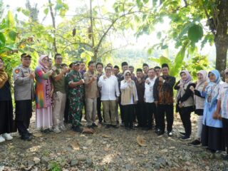 Bupati Dewi Setiani Tinjau Lahan Sekolah Rakyat Di Kampung Cente Desa Mendung