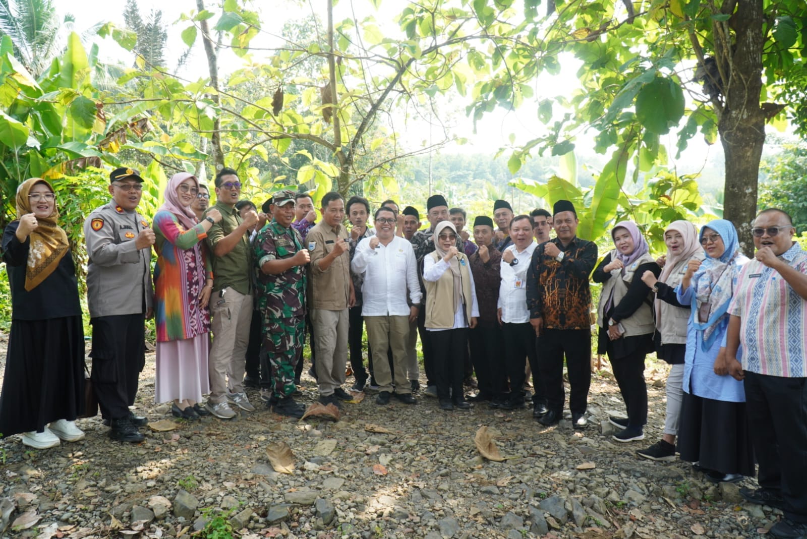 Bupati Dewi Setiani Tinjau Lahan Sekolah Rakyat Di Kampung Cente Desa Mendung 1 Bupati Dewi Setiani Tinjau Lahan Sekolah Rakyat Di Kampung Cente Desa Mendung