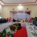 Medan — Ketua Gerak Nusantara Sumatera Utara, Torop Mh Sihombing, Menyatakan Dukungannya Terhadap Program Hilirisasi Dan Pemberdayaan Masyarakat Yang Menjadi Prioritas Presiden Prabowo Subianto. Salah Satu Langkah Konkret Yang Dilakukan Adalah Menjalin Kerja Sama Dengan Ptpn Dalam Pemanfaatan Limbah Batang Sawit Menjadi Produk Bernilai Ekonomi, Yakni Gula Merah. Sebagai Tahap Awal, Proyek Percontohan Akan Dimulai Dengan Pengelolaan Lahan Seluas 10 Hektare Yang Telah Melalui Proses Replanting. &Amp;Quot;Ini Adalah Wujud Nyata Dukungan Kami Terhadap Program Hilirisasi Yang Menjadi Prioritas Pemerintah. Kami Ingin Membuktikan Bahwa Limbah Batang Sawit Bisa Diolah Menjadi Produk Bernilai Tambah Yang Mendukung Pertumbuhan Umkm, Khususnya Pengrajin Nira Sawit Lokal,&Amp;Quot; Ungkap Torop, Senin (16/6). Dalam Pelaksanaannya, Program Ini Akan Melibatkan Tiga Daerah Penghasil Nira Sawit Di Sumatera Utara, Yaitu Pematangsiantar, Sei Rampah, Dan Kisaran. Selain Mendorong Pertumbuhan Ekonomi Kreatif, Torop Berharap Kerja Sama Ini Dapat Membantu Menekan Angka Pengangguran Di Wilayah Tersebut. &Amp;Quot;Kerja Sama Ini Bukan Hanya Tentang Bisnis, Tetapi Juga Tentang Memberdayakan Masyarakat. Harapan Kami, Proyek Ini Menjadi Langkah Awal Untuk Pengembangan Program-Program Lanjutan,&Amp;Quot; Tambahnya. Rencananya, Launching Perdana Proyek Ini Akan Dilaksanakan Pada 20 Juni Mendatang Di Ptpn Holding 4 Palm.co Adolina. Melalui Inovasi Ini, Koperasi Gerak Nusantara Optimistis Menjadi Pelopor Produksi Gula Merah Berbahan Dasar Batang Kelapa Sawit Di Indonesia. Produk Gula Merah Ini Dihasilkan Dari &Amp;Quot;Umbud&Amp;Quot;, Yaitu Bagian Pucuk Pohon Sawit Tempat Terkumpulnya Air Nira. Umbud Ini Biasanya Kaya Akan Kandungan Air Nira Setelah Pohon Sawit Mencapai Usia Sekitar 20 Tahun, Di Mana Biasanya Pohon-Pohon Sawit Tersebut Ditebang Dan Dibuang. &Amp;Quot;Daripada Dibuang, Lebih Baik Kita Manfaatkan Menjadi Produk Bernilai Ekonomi,&Amp;Quot; Jelas Torop. Dalam Kesempatan Itu, Torop Juga Menyampaikan Terima Kasih Kepada Berbagai Pihak Yang Telah Mendukung Program Ini, Termasuk Sekretaris Gerak Nusantara Sumut Fery Simarmata, Dan Roberto Fransisco Purba Selaku Manajer Koperasi Gerak Nusantara. Secara Terpisah, Ketua Umum Gerak Nusantara, Revitriyoso Husodo, Turut Mengapresiasi Langkah Yang Diambil Oleh Gerak Nusantara Sumut. &Amp;Quot;Kita Harus Terus Mendukung Program-Program Baik Presiden Prabowo Subianto Untuk Menyejahterakan Masyarakat Dan Memberdayakan Potensi Lokal. Semoga Niat Baik Ini Dapat Berjalan Berkelanjutan Dan Memberikan Manfaat Nyata Bagi Masyarakat,&Amp;Quot; Ujarnya. Selain Program Hilirisasi, Gerak Nusantara Juga Menyatakan Dukungannya Terhadap Program Prioritas Pemerintah Lainnya, Seperti Ketahanan Pangan Dan Pemberantasan Korupsi.