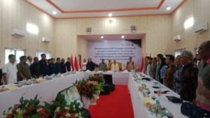 Dukung Hilirisasi Prabowo, Gerak Nusantara Sumut Kembangkan Gula Merah Dari Limbah Sawit 1 Medan — Ketua Gerak Nusantara Sumatera Utara, Torop Mh Sihombing, Menyatakan Dukungannya Terhadap Program Hilirisasi Dan Pemberdayaan Masyarakat Yang Menjadi Prioritas Presiden Prabowo Subianto. Salah Satu Langkah Konkret Yang Dilakukan Adalah Menjalin Kerja Sama Dengan Ptpn Dalam Pemanfaatan Limbah Batang Sawit Menjadi Produk Bernilai Ekonomi, Yakni Gula Merah. Sebagai Tahap Awal, Proyek Percontohan Akan Dimulai Dengan Pengelolaan Lahan Seluas 10 Hektare Yang Telah Melalui Proses Replanting. &Quot;Ini Adalah Wujud Nyata Dukungan Kami Terhadap Program Hilirisasi Yang Menjadi Prioritas Pemerintah. Kami Ingin Membuktikan Bahwa Limbah Batang Sawit Bisa Diolah Menjadi Produk Bernilai Tambah Yang Mendukung Pertumbuhan Umkm, Khususnya Pengrajin Nira Sawit Lokal,&Quot; Ungkap Torop, Senin (16/6). Dalam Pelaksanaannya, Program Ini Akan Melibatkan Tiga Daerah Penghasil Nira Sawit Di Sumatera Utara, Yaitu Pematangsiantar, Sei Rampah, Dan Kisaran. Selain Mendorong Pertumbuhan Ekonomi Kreatif, Torop Berharap Kerja Sama Ini Dapat Membantu Menekan Angka Pengangguran Di Wilayah Tersebut. &Quot;Kerja Sama Ini Bukan Hanya Tentang Bisnis, Tetapi Juga Tentang Memberdayakan Masyarakat. Harapan Kami, Proyek Ini Menjadi Langkah Awal Untuk Pengembangan Program-Program Lanjutan,&Quot; Tambahnya. Rencananya, Launching Perdana Proyek Ini Akan Dilaksanakan Pada 20 Juni Mendatang Di Ptpn Holding 4 Palm.co Adolina. Melalui Inovasi Ini, Koperasi Gerak Nusantara Optimistis Menjadi Pelopor Produksi Gula Merah Berbahan Dasar Batang Kelapa Sawit Di Indonesia. Produk Gula Merah Ini Dihasilkan Dari &Quot;Umbud&Quot;, Yaitu Bagian Pucuk Pohon Sawit Tempat Terkumpulnya Air Nira. Umbud Ini Biasanya Kaya Akan Kandungan Air Nira Setelah Pohon Sawit Mencapai Usia Sekitar 20 Tahun, Di Mana Biasanya Pohon-Pohon Sawit Tersebut Ditebang Dan Dibuang. &Quot;Daripada Dibuang, Lebih Baik Kita Manfaatkan Menjadi Produk Bernilai Ekonomi,&Quot; Jelas Torop. Dalam Kesempatan Itu, Torop Juga Menyampaikan Terima Kasih Kepada Berbagai Pihak Yang Telah Mendukung Program Ini, Termasuk Sekretaris Gerak Nusantara Sumut Fery Simarmata, Dan Roberto Fransisco Purba Selaku Manajer Koperasi Gerak Nusantara. Secara Terpisah, Ketua Umum Gerak Nusantara, Revitriyoso Husodo, Turut Mengapresiasi Langkah Yang Diambil Oleh Gerak Nusantara Sumut. &Quot;Kita Harus Terus Mendukung Program-Program Baik Presiden Prabowo Subianto Untuk Menyejahterakan Masyarakat Dan Memberdayakan Potensi Lokal. Semoga Niat Baik Ini Dapat Berjalan Berkelanjutan Dan Memberikan Manfaat Nyata Bagi Masyarakat,&Quot; Ujarnya. Selain Program Hilirisasi, Gerak Nusantara Juga Menyatakan Dukungannya Terhadap Program Prioritas Pemerintah Lainnya, Seperti Ketahanan Pangan Dan Pemberantasan Korupsi.