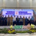 Bupati Dewi Buka Seminar Motivasi Apresiasi Siswa Berprestasi Sdit Irsyadul Ibad