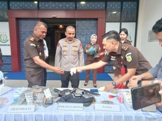 Mantap, Kejari Lebak Bakar Berbagai Barang Bukti Dari 50 Perkara 
