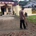 Mantap, Polsek Cibadak Polres Lebak Laksanakan Jum'At Bersih Di Halaman Mako
