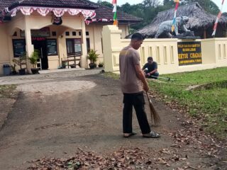 Mantap, Polsek Cibadak Polres Lebak Laksanakan Jum'At Bersih Di Halaman Mako