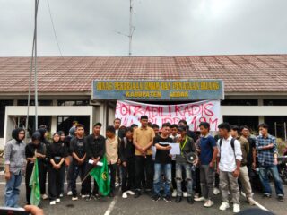 Genjot 8 Tuntutan, Puluhan Aktivis Kumala Serbu Dpupr Lebak