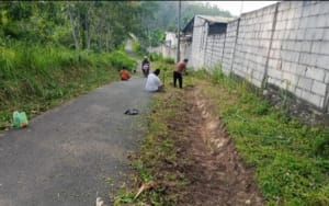 Viral Di Medsos, Warga Cipancur Pasir Rawat Jalan Poros Yang Telah Dibangun Gubernur Banten 4 Viral Di Medsos, Warga Cipancur Pasir Rawat Jalan Poros Yang Telah Dibangun Gubernur Banten