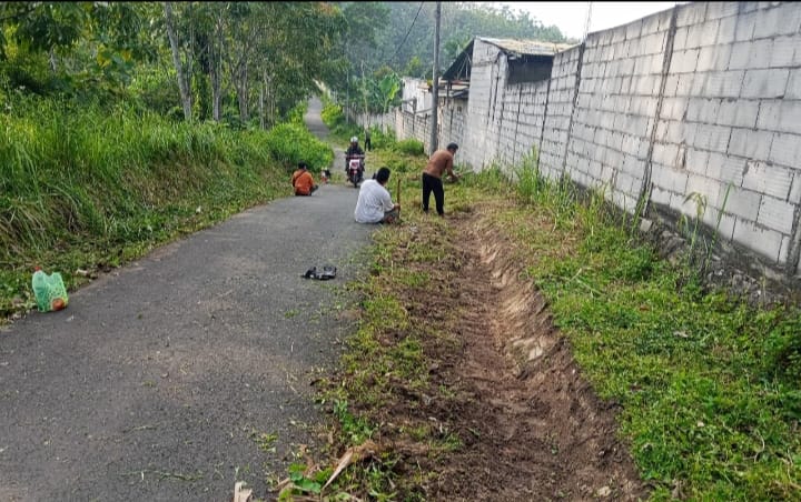 Viral Di Medsos, Warga Cipancur Pasir Rawat Jalan Poros Yang Telah Dibangun Gubernur Banten 1 Viral Di Medsos, Warga Cipancur Pasir Rawat Jalan Poros Yang Telah Dibangun Gubernur Banten