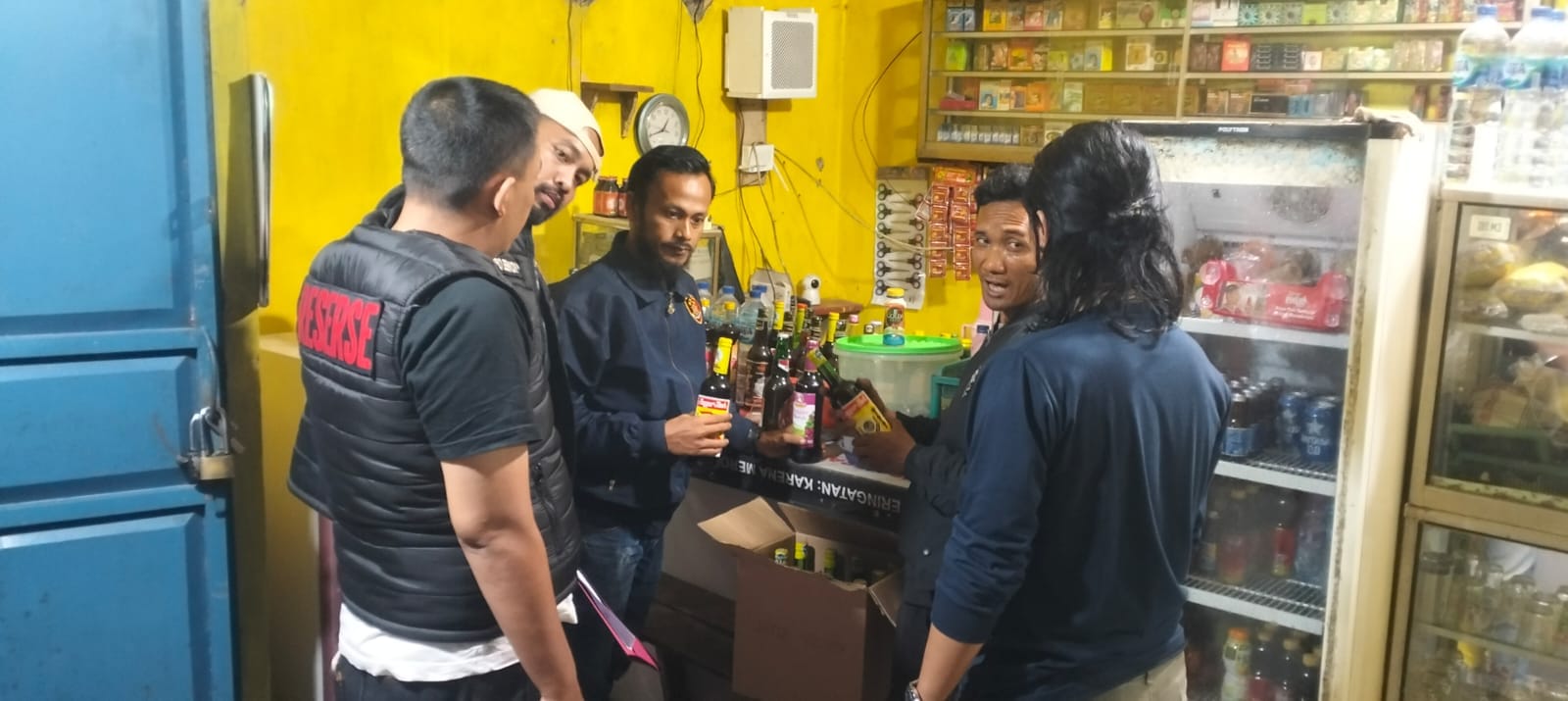 Polsek Cibadak Gelar Operasi Kios Miras Di Kaduagung Tengah 1 Polsek Cibadak Gelar Operasi Kios Miras Di Kaduagung Tengah