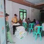 Perum Bulog Lebak-Pandeglang Salurkan Bantuan Pangan Di Desa Baros