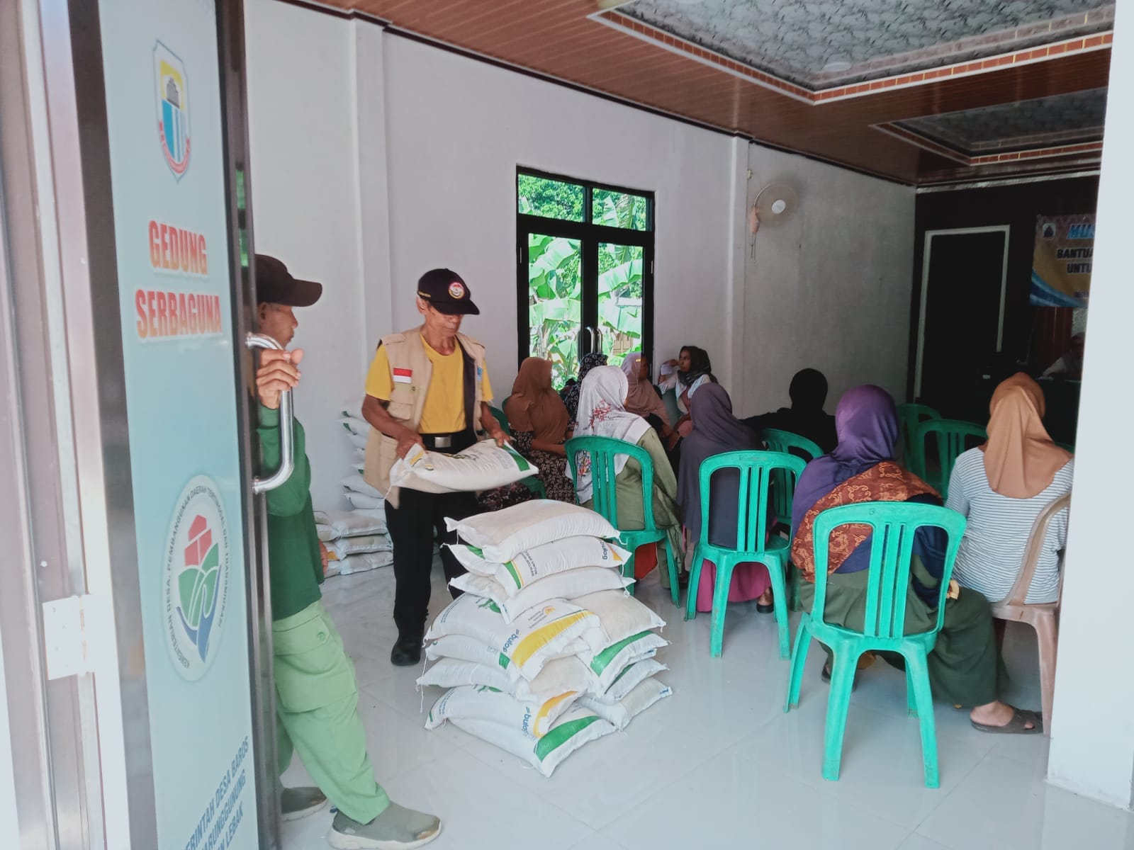 Perum Bulog Lebak-Pandeglang Salurkan Bantuan Pangan Di Desa Baros 1 Perum Bulog Lebak-Pandeglang Salurkan Bantuan Pangan Di Desa Baros