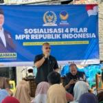 Arif Rahman, Anggota Dpr Ri Fraksi Nasdem, Sosialisasikan Empat Pilar Dan Serap Aspirasi Warga Rangkasbitung Sosialisasi Empat Pilar Kebangsaan, Arif Rahman Jaring Aspirasi Masyarakat Rangkasbitung Harianterbit.id- Lebak – Anggota Komisi Iv Dpr Ri Dari Fraksi Partai Nasdem, Arif Rahman, Menggelar Kegiatan Sosialisasi Empat Pilar Kehidupan Berbangsa Dan Bernegara Di Kampung Salahaur, Kecamatan Rangkasbitung, Kabupaten Lebak, Banten, Pada Minggu, 20 Juli 2026. Kegiatan Yang Dihadiri Oleh Sekitar 150 Warga Ini Juga Turut Dihadiri Oleh Sejumlah Tokoh Penting, Di Antaranya Imam Septiana, Anggota Dprd Kabupaten Lebak Sekaligus Ketua Fraksi Nasdem Lebak; Ika Kartikasari, Anggota Dprd Provinsi Banten; Serta Dedy, Ketua Dpd Partai Nasdem Kabupaten Lebak. Dalam Sambutannya, Arif Rahman Menegaskan Bahwa Kegiatan Ini Bukan Hanya Ajang Penyampaian Materi Empat Pilar, Namun Juga Momen Penting Untuk Mendengar Langsung Aspirasi Masyarakat. “Saya Sering Keliling Dari Malimping, Bayah, Pandeglang, Hingga Cibaliung. Selain Menyampaikan Materi Empat Pilar, Tujuan Utama Saya Adalah Menyerap Aspirasi Bapak Dan Ibu Semua,” Kata Arif. Ia Menjelaskan Bahwa Beberapa Aspirasi Masyarakat Sudah Mulai Ditindaklanjuti, Seperti Bantuan Alat-Alat Pertanian, Bioflok, Bibit Ikan, Serta Pompa Air Untuk Desa-Desa Yang Membutuhkan. Ke Depan, Arif Juga Menyebut Akan Memperjuangkan Bantuan Traktor, Bibit Buah Untuk Petani Hutan, Serta Dukungan Untuk Kelompok Tani Dan Peternakan. “Bantuan Tidak Bisa Diberikan Ke Individu, Tapi Melalui Kelompok. Saya Ingin Program Berjalan Bertahap Dan Tepat Sasaran,” Tegasnya. Dalam Kesempatan Itu, Arif Juga Mendorong Pembentukan Koperasi Dan Umkm Agar Ibu-Ibu Di Desa Memiliki Aktivitas Produktif Yang Bisa Membantu Perekonomian Keluarga. “Saya Tadi Bisik-Bisik Ke Pak Imam, Ayo Kita Buat Koperasi. Misalnya Kita Kemas Keripik Singkong Keju Agar Lebih Menarik Dan Punya Nilai Jual. Jangan Cuma Andalkan Pertanian, Umkm Juga Kita Bantu,” Ujarnya. Dalam Pemaparan Materi Sosialisasi, Arif Mengajak Masyarakat Untuk Mengamalkan Empat Pilar Kebangsaan, Yakni Pancasila, Uud 1945, Nkri, Dan Bhinneka Tunggal Ika. “Kalau Dirangkum, Nilai-Nilai Ini Semuanya Ada Dalam Al-Qur’an. Intinya, Kita Harus Saling Kenal Agar Bisa Saling Sayang. Saya Datang Ke Sini Untuk Menjalin Silaturahmi Dan Menyampaikan Bahwa Hidup Ini Ibadah, Termasuk Mengabdi Kepada Rakyat,” Tutur Arif. Ia Juga Menambahkan Bahwa Meskipun Tugas Sosialisasi Empat Pilar Secara Konstitusional Adalah Tanggung Jawab Mpr, Namun Sebagai Anggota Dpr Ri Ia Merasa Memiliki Tanggung Jawab Moral Untuk Menyampaikan Nilai-Nilai Tersebut Langsung Ke Masyarakat. “Komisi Iv Ini Dikenal Sebagai ‘Komisi Air Mata’, Karena Kami Selalu Bersentuhan Dengan Petani Dan Nelayan. Tapi Dari Air Mata Itu, Kita Bisa Wujudkan Harapan Asal Kita Kelola Dengan Benar,” Kata Arif. Arif Berharap Ke Depan Bisa Terus Bersinergi Dengan Dprd Lebak, Dpd Nasdem, Dan Seluruh Masyarakat Dalam Mengawal Aspirasi Dan Menjalankan Program-Program Pro-Rakyat. “Saya Bukan Milik Pribadi. Setelah Saya Terpilih, Saya Milik Masyarakat. Kita Harus Saling Bantu, Saling Mendampingi, Dan Terus Berpikir Kreatif Agar Masyarakat Banten, Khususnya Lebak Dan Pandeglang, Bisa Lebih Sejahtera,” Pungkasnya. (Yat)