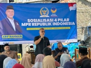 Sosialisasi Empat Pilar Kebangsaan, Arif Rahman Jaring Aspirasi Masyarakat Rangkasbitung 2 Arif Rahman, Anggota Dpr Ri Fraksi Nasdem, Sosialisasikan Empat Pilar Dan Serap Aspirasi Warga Rangkasbitung Sosialisasi Empat Pilar Kebangsaan, Arif Rahman Jaring Aspirasi Masyarakat Rangkasbitung Harianterbit.id- Lebak – Anggota Komisi Iv Dpr Ri Dari Fraksi Partai Nasdem, Arif Rahman, Menggelar Kegiatan Sosialisasi Empat Pilar Kehidupan Berbangsa Dan Bernegara Di Kampung Salahaur, Kecamatan Rangkasbitung, Kabupaten Lebak, Banten, Pada Minggu, 20 Juli 2026. Kegiatan Yang Dihadiri Oleh Sekitar 150 Warga Ini Juga Turut Dihadiri Oleh Sejumlah Tokoh Penting, Di Antaranya Imam Septiana, Anggota Dprd Kabupaten Lebak Sekaligus Ketua Fraksi Nasdem Lebak; Ika Kartikasari, Anggota Dprd Provinsi Banten; Serta Dedy, Ketua Dpd Partai Nasdem Kabupaten Lebak. Dalam Sambutannya, Arif Rahman Menegaskan Bahwa Kegiatan Ini Bukan Hanya Ajang Penyampaian Materi Empat Pilar, Namun Juga Momen Penting Untuk Mendengar Langsung Aspirasi Masyarakat. “Saya Sering Keliling Dari Malimping, Bayah, Pandeglang, Hingga Cibaliung. Selain Menyampaikan Materi Empat Pilar, Tujuan Utama Saya Adalah Menyerap Aspirasi Bapak Dan Ibu Semua,” Kata Arif. Ia Menjelaskan Bahwa Beberapa Aspirasi Masyarakat Sudah Mulai Ditindaklanjuti, Seperti Bantuan Alat-Alat Pertanian, Bioflok, Bibit Ikan, Serta Pompa Air Untuk Desa-Desa Yang Membutuhkan. Ke Depan, Arif Juga Menyebut Akan Memperjuangkan Bantuan Traktor, Bibit Buah Untuk Petani Hutan, Serta Dukungan Untuk Kelompok Tani Dan Peternakan. “Bantuan Tidak Bisa Diberikan Ke Individu, Tapi Melalui Kelompok. Saya Ingin Program Berjalan Bertahap Dan Tepat Sasaran,” Tegasnya. Dalam Kesempatan Itu, Arif Juga Mendorong Pembentukan Koperasi Dan Umkm Agar Ibu-Ibu Di Desa Memiliki Aktivitas Produktif Yang Bisa Membantu Perekonomian Keluarga. “Saya Tadi Bisik-Bisik Ke Pak Imam, Ayo Kita Buat Koperasi. Misalnya Kita Kemas Keripik Singkong Keju Agar Lebih Menarik Dan Punya Nilai Jual. Jangan Cuma Andalkan Pertanian, Umkm Juga Kita Bantu,” Ujarnya. Dalam Pemaparan Materi Sosialisasi, Arif Mengajak Masyarakat Untuk Mengamalkan Empat Pilar Kebangsaan, Yakni Pancasila, Uud 1945, Nkri, Dan Bhinneka Tunggal Ika. “Kalau Dirangkum, Nilai-Nilai Ini Semuanya Ada Dalam Al-Qur’an. Intinya, Kita Harus Saling Kenal Agar Bisa Saling Sayang. Saya Datang Ke Sini Untuk Menjalin Silaturahmi Dan Menyampaikan Bahwa Hidup Ini Ibadah, Termasuk Mengabdi Kepada Rakyat,” Tutur Arif. Ia Juga Menambahkan Bahwa Meskipun Tugas Sosialisasi Empat Pilar Secara Konstitusional Adalah Tanggung Jawab Mpr, Namun Sebagai Anggota Dpr Ri Ia Merasa Memiliki Tanggung Jawab Moral Untuk Menyampaikan Nilai-Nilai Tersebut Langsung Ke Masyarakat. “Komisi Iv Ini Dikenal Sebagai ‘Komisi Air Mata’, Karena Kami Selalu Bersentuhan Dengan Petani Dan Nelayan. Tapi Dari Air Mata Itu, Kita Bisa Wujudkan Harapan Asal Kita Kelola Dengan Benar,” Kata Arif. Arif Berharap Ke Depan Bisa Terus Bersinergi Dengan Dprd Lebak, Dpd Nasdem, Dan Seluruh Masyarakat Dalam Mengawal Aspirasi Dan Menjalankan Program-Program Pro-Rakyat. “Saya Bukan Milik Pribadi. Setelah Saya Terpilih, Saya Milik Masyarakat. Kita Harus Saling Bantu, Saling Mendampingi, Dan Terus Berpikir Kreatif Agar Masyarakat Banten, Khususnya Lebak Dan Pandeglang, Bisa Lebih Sejahtera,” Pungkasnya. (Yat)