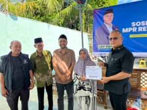 5.000 Siswa Di Lebak Dan Pandeglang Terima Bantuan Pip Dari Arif Rahman, Anggota Dpr Ri Fraksi Nasdem 1 Arif Rahman, Anggota Dpr Ri Fraksi Nasdem, Sosialisasikan Empat Pilar Dan Serap Aspirasi Warga Rangkasbitung Sosialisasi Empat Pilar Kebangsaan, Arif Rahman Jaring Aspirasi Masyarakat Rangkasbitung Terasmedia.co- Lebak – Anggota Komisi Iv Dpr Ri Dari Fraksi Partai Nasdem, Arif Rahman, Menggelar Kegiatan Sosialisasi Empat Pilar Kehidupan Berbangsa Dan Bernegara Di Kampung Salahaur, Kecamatan Rangkasbitung, Kabupaten Lebak, Banten, Pada Minggu, 20 Juli 2026. Kegiatan Yang Dihadiri Oleh Sekitar 150 Warga Ini Juga Turut Dihadiri Oleh Sejumlah Tokoh Penting, Di Antaranya Imam Septiana, Anggota Dprd Kabupaten Lebak Sekaligus Ketua Fraksi Nasdem Lebak; Ika Kartikasari, Anggota Dprd Provinsi Banten; Serta Dedy, Ketua Dpd Partai Nasdem Kabupaten Lebak. Dalam Sambutannya, Arif Rahman Menegaskan Bahwa Kegiatan Ini Bukan Hanya Ajang Penyampaian Materi Empat Pilar, Namun Juga Momen Penting Untuk Mendengar Langsung Aspirasi Masyarakat. “Saya Sering Keliling Dari Malimping, Bayah, Pandeglang, Hingga Cibaliung. Selain Menyampaikan Materi Empat Pilar, Tujuan Utama Saya Adalah Menyerap Aspirasi Bapak Dan Ibu Semua,” Kata Arif. Ia Menjelaskan Bahwa Beberapa Aspirasi Masyarakat Sudah Mulai Ditindaklanjuti, Seperti Bantuan Alat-Alat Pertanian, Bioflok, Bibit Ikan, Serta Pompa Air Untuk Desa-Desa Yang Membutuhkan. Ke Depan, Arif Juga Menyebut Akan Memperjuangkan Bantuan Traktor, Bibit Buah Untuk Petani Hutan, Serta Dukungan Untuk Kelompok Tani Dan Peternakan. “Bantuan Tidak Bisa Diberikan Ke Individu, Tapi Melalui Kelompok. Saya Ingin Program Berjalan Bertahap Dan Tepat Sasaran,” Tegasnya. Dalam Kesempatan Itu, Arif Juga Mendorong Pembentukan Koperasi Dan Umkm Agar Ibu-Ibu Di Desa Memiliki Aktivitas Produktif Yang Bisa Membantu Perekonomian Keluarga. “Saya Tadi Bisik-Bisik Ke Pak Imam, Ayo Kita Buat Koperasi. Misalnya Kita Kemas Keripik Singkong Keju Agar Lebih Menarik Dan Punya Nilai Jual. Jangan Cuma Andalkan Pertanian, Umkm Juga Kita Bantu,” Ujarnya. Dalam Pemaparan Materi Sosialisasi, Arif Mengajak Masyarakat Untuk Mengamalkan Empat Pilar Kebangsaan, Yakni Pancasila, Uud 1945, Nkri, Dan Bhinneka Tunggal Ika. “Kalau Dirangkum, Nilai-Nilai Ini Semuanya Ada Dalam Al-Qur’an. Intinya, Kita Harus Saling Kenal Agar Bisa Saling Sayang. Saya Datang Ke Sini Untuk Menjalin Silaturahmi Dan Menyampaikan Bahwa Hidup Ini Ibadah, Termasuk Mengabdi Kepada Rakyat,” Tutur Arif. Ia Juga Menambahkan Bahwa Meskipun Tugas Sosialisasi Empat Pilar Secara Konstitusional Adalah Tanggung Jawab Mpr, Namun Sebagai Anggota Dpr Ri Ia Merasa Memiliki Tanggung Jawab Moral Untuk Menyampaikan Nilai-Nilai Tersebut Langsung Ke Masyarakat. “Komisi Iv Ini Dikenal Sebagai ‘Komisi Air Mata’, Karena Kami Selalu Bersentuhan Dengan Petani Dan Nelayan. Tapi Dari Air Mata Itu, Kita Bisa Wujudkan Harapan Asal Kita Kelola Dengan Benar,” Kata Arif. Arif Berharap Ke Depan Bisa Terus Bersinergi Dengan Dprd Lebak, Dpd Nasdem, Dan Seluruh Masyarakat Dalam Mengawal Aspirasi Dan Menjalankan Program-Program Pro-Rakyat. “Saya Bukan Milik Pribadi. Setelah Saya Terpilih, Saya Milik Masyarakat. Kita Harus Saling Bantu, Saling Mendampingi, Dan Terus Berpikir Kreatif Agar Masyarakat Banten, Khususnya Lebak Dan Pandeglang, Bisa Lebih Sejahtera,” Pungkasnya. (Yat)