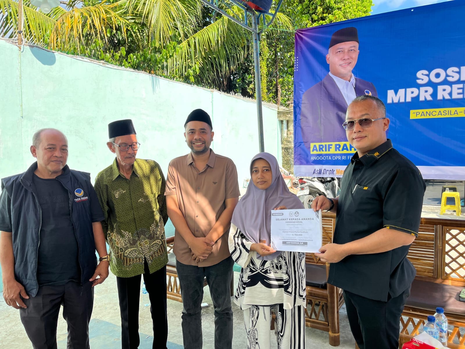 5.000 Siswa Di Lebak Dan Pandeglang Terima Bantuan Pip Dari Arif Rahman, Anggota Dpr Ri Fraksi Nasdem 1 Arif Rahman, Anggota Dpr Ri Fraksi Nasdem, Sosialisasikan Empat Pilar Dan Serap Aspirasi Warga Rangkasbitung Sosialisasi Empat Pilar Kebangsaan, Arif Rahman Jaring Aspirasi Masyarakat Rangkasbitung Terasmedia.co- Lebak – Anggota Komisi Iv Dpr Ri Dari Fraksi Partai Nasdem, Arif Rahman, Menggelar Kegiatan Sosialisasi Empat Pilar Kehidupan Berbangsa Dan Bernegara Di Kampung Salahaur, Kecamatan Rangkasbitung, Kabupaten Lebak, Banten, Pada Minggu, 20 Juli 2026. Kegiatan Yang Dihadiri Oleh Sekitar 150 Warga Ini Juga Turut Dihadiri Oleh Sejumlah Tokoh Penting, Di Antaranya Imam Septiana, Anggota Dprd Kabupaten Lebak Sekaligus Ketua Fraksi Nasdem Lebak; Ika Kartikasari, Anggota Dprd Provinsi Banten; Serta Dedy, Ketua Dpd Partai Nasdem Kabupaten Lebak. Dalam Sambutannya, Arif Rahman Menegaskan Bahwa Kegiatan Ini Bukan Hanya Ajang Penyampaian Materi Empat Pilar, Namun Juga Momen Penting Untuk Mendengar Langsung Aspirasi Masyarakat. “Saya Sering Keliling Dari Malimping, Bayah, Pandeglang, Hingga Cibaliung. Selain Menyampaikan Materi Empat Pilar, Tujuan Utama Saya Adalah Menyerap Aspirasi Bapak Dan Ibu Semua,” Kata Arif. Ia Menjelaskan Bahwa Beberapa Aspirasi Masyarakat Sudah Mulai Ditindaklanjuti, Seperti Bantuan Alat-Alat Pertanian, Bioflok, Bibit Ikan, Serta Pompa Air Untuk Desa-Desa Yang Membutuhkan. Ke Depan, Arif Juga Menyebut Akan Memperjuangkan Bantuan Traktor, Bibit Buah Untuk Petani Hutan, Serta Dukungan Untuk Kelompok Tani Dan Peternakan. “Bantuan Tidak Bisa Diberikan Ke Individu, Tapi Melalui Kelompok. Saya Ingin Program Berjalan Bertahap Dan Tepat Sasaran,” Tegasnya. Dalam Kesempatan Itu, Arif Juga Mendorong Pembentukan Koperasi Dan Umkm Agar Ibu-Ibu Di Desa Memiliki Aktivitas Produktif Yang Bisa Membantu Perekonomian Keluarga. “Saya Tadi Bisik-Bisik Ke Pak Imam, Ayo Kita Buat Koperasi. Misalnya Kita Kemas Keripik Singkong Keju Agar Lebih Menarik Dan Punya Nilai Jual. Jangan Cuma Andalkan Pertanian, Umkm Juga Kita Bantu,” Ujarnya. Dalam Pemaparan Materi Sosialisasi, Arif Mengajak Masyarakat Untuk Mengamalkan Empat Pilar Kebangsaan, Yakni Pancasila, Uud 1945, Nkri, Dan Bhinneka Tunggal Ika. “Kalau Dirangkum, Nilai-Nilai Ini Semuanya Ada Dalam Al-Qur’an. Intinya, Kita Harus Saling Kenal Agar Bisa Saling Sayang. Saya Datang Ke Sini Untuk Menjalin Silaturahmi Dan Menyampaikan Bahwa Hidup Ini Ibadah, Termasuk Mengabdi Kepada Rakyat,” Tutur Arif. Ia Juga Menambahkan Bahwa Meskipun Tugas Sosialisasi Empat Pilar Secara Konstitusional Adalah Tanggung Jawab Mpr, Namun Sebagai Anggota Dpr Ri Ia Merasa Memiliki Tanggung Jawab Moral Untuk Menyampaikan Nilai-Nilai Tersebut Langsung Ke Masyarakat. “Komisi Iv Ini Dikenal Sebagai ‘Komisi Air Mata’, Karena Kami Selalu Bersentuhan Dengan Petani Dan Nelayan. Tapi Dari Air Mata Itu, Kita Bisa Wujudkan Harapan Asal Kita Kelola Dengan Benar,” Kata Arif. Arif Berharap Ke Depan Bisa Terus Bersinergi Dengan Dprd Lebak, Dpd Nasdem, Dan Seluruh Masyarakat Dalam Mengawal Aspirasi Dan Menjalankan Program-Program Pro-Rakyat. “Saya Bukan Milik Pribadi. Setelah Saya Terpilih, Saya Milik Masyarakat. Kita Harus Saling Bantu, Saling Mendampingi, Dan Terus Berpikir Kreatif Agar Masyarakat Banten, Khususnya Lebak Dan Pandeglang, Bisa Lebih Sejahtera,” Pungkasnya. (Yat)
