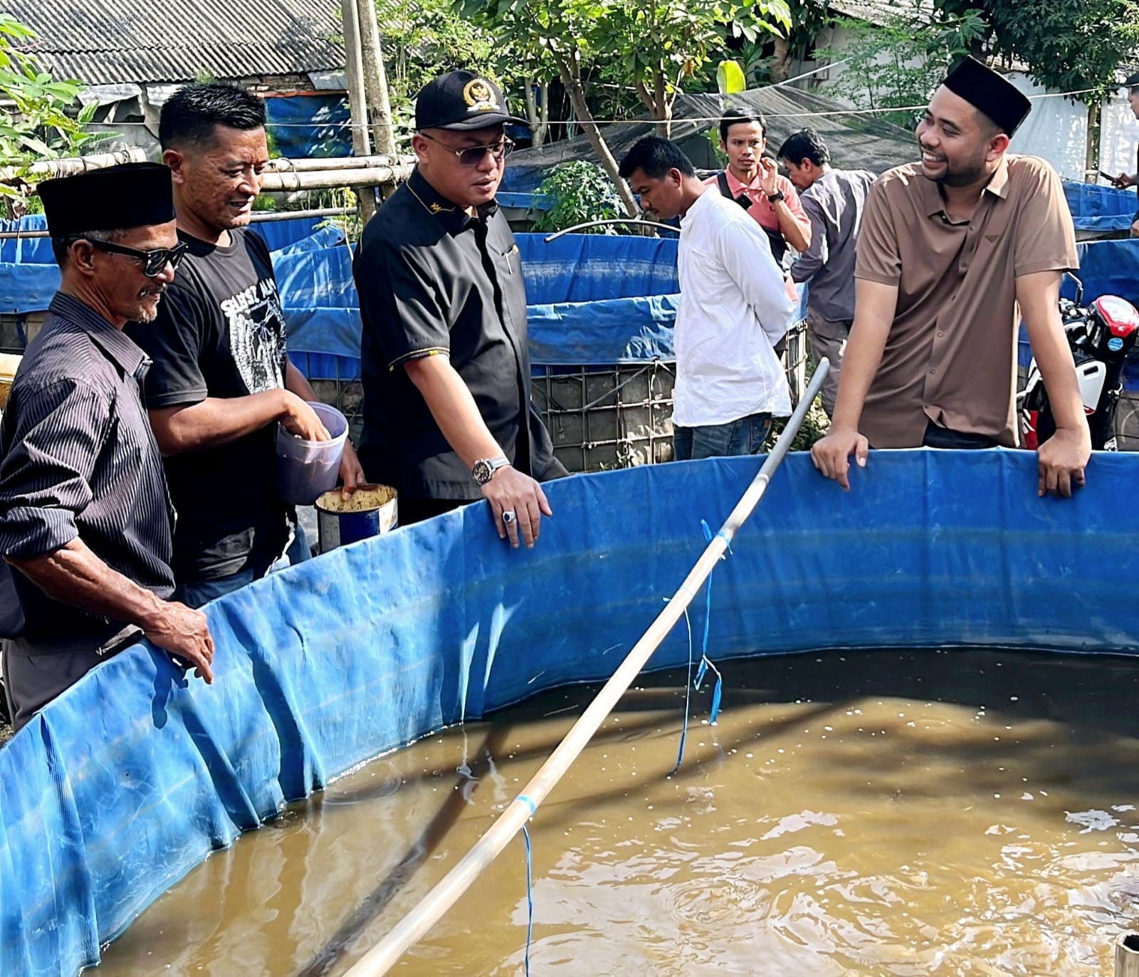 Anggota Dpr Ri Komisi Iv, Arif Rahman Tinjau Dan Perjuangkan Aspirasi Masyarkat,Budidaya Perikanan Di Rangkasbitung 1 Harianterbit.id- Lebak — Anggota Dpr Ri Komisi Iv, Arif Rahman, Melakukan Kunjungan Kerja Ke Kampung Salaharur, Desa Rangasbitung, Kecamatan Rangkasbitung, Kabupaten Lebak, Pada Minggu (20/7). Dalam Kunjungannya, Arif Meninjau Langsung Kondisi Para Petani Dan Kelompok Budidaya Ikan Lele Sekaligus Menyerap Berbagai Aspirasi Dan Keluhan Masyarakat. Dalam Dialog Bersama Warga, Arif Menerima Sejumlah Masukan Terkait Kendala Yang Dihadapi Kelompok Tani Dan Pembudidaya Ikan, Mulai Dari Sulitnya Mendapatkan Bibit Ikan (Benih), Mahalnya Harga Pakan, Hingga Terbatasnya Akses Terhadap Bantuan Pemerintah. Rahmat, Ketua Kelompok Tani Dan Ikan Setempat, Menyampaikan Harapan Agar Kelompoknya Mendapatkan Bantuan Seperti Bibit Ikan Dan Alat-Alat Pertanian Guna Mendukung Peningkatan Produksi Dan Kesejahteraan Anggotanya. Menanggapi Hal Tersebut, Arif Rahman Menyampaikan Bahwa Dirinya Akan Memperjuangkan Aspirasi Tersebut Melalui Program-Program Pemerintah, Meskipun Pelaksanaannya Akan Dilakukan Secara Bertahap. “Memang Tidak Bisa Semuanya Diberikan Sekaligus, Tetapi Secara Bertahap Akan Kami Perjuangkan. Sejauh Ini Kami Sudah Menyalurkan Beberapa Bantuan, Seperti Pompa Air, Alat-Alat Pertanian, Dan Bioflok. Kami Akan Terus Dorong Agar Bantuan Lainnya Juga Bisa Segera Terealisasi,” Ujar Arif Rahman. Ia Menegaskan Untuk Membuat Sentra Perikanan Budidaya Dan Pertanian Sebagai Percontohan Disesuaikan Dengan Potensi Daerahnya. Komitmennya Untuk Terus Hadir Di Tengah Masyarakat, Mendengar Langsung Keluhan Warga, Dan Memperjuangkannya Di Tingkat Pusat. “Bagi Saya, Jabatan Adalah Amanah. Amanah Itu Harus Dijaga Dan Digunakan Untuk Memperjuangkan Kepentingan Rakyat, Terutama Mereka Yang Benar-Benar Membutuhkan,” Tegas Arif. Kunjungan Ini Menjadi Bagian Dari Upaya Nyata Arif Rahman Dalam Mempererat Hubungan Dengan Konstituen Serta Memastikan Bahwa Aspirasi Masyarakat Tersampaikan Dan Ditindaklanjuti Secara Konkret.