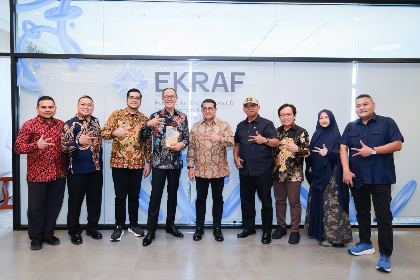 Pemkot Sukabumi Dorong Ekonomi Kreatif Jadi Tulang Punggung Daerah* 1 Kreativitas Bukan Hanya Milik Seniman, Tapi Milik Semua Warga,” Ujar Wali Kota Sukabumi, H. Ayep Zaki, Dalam Audiensi Resmi Dengan Menteri Ekonomi Kreatif Ri, Teuku Riefky Harsya, Pada Selasa, 22 Juli 2025 Di Jakarta. Dalam Pertemuan Yang Juga Dihadiri Wakil Wali Kota Bobby Maulana, Anggota Dpr Ri Dapil Iv Jabar, Serta Jajaran Disporapar Kota Sukabumi Itu, Dibahas Penguatan Sektor Ekonomi Kreatif Sebagai Mesin Pertumbuhan Baru. Sukabumi Menjadi Daerah Ke-80 Yang Beraudiensi Langsung Ke Kemenparekraf Untuk Membangun Kolaborasi Dan Akselerasi Ekraf Berbasis Potensi Lokal. Dalam Kesempatan Tersebut, Kota Sukabumi Memperkenalkan Berbagai Program Unggulan Seperti Kreatif Fest, Podcast Kepala Daerah, Produksi Film Lokal, Hingga Festival Kopi. Menteri Teuku Riefky Merespons Positif Dengan Mendorong Pembentukan Wadah Inkubasi, Koperasi Kreator, Hingga Pemanfaatan Algoritma Digital Untuk Promosi Konten Daerah. “Dulu Daerah Maju Karena Industri, Kini Bisa Tumbuh Lewat Karya Dan Informasi,” Kata Menteri. Kolaborasi Pusat Dan Daerah Ini Menjadi Langkah Strategis Menjadikan Sukabumi Sebagai Kota Kreatif Berdaya Saing Nasional.