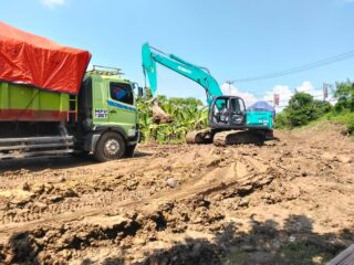 Meski Disegel Polisi Militer, Galian C Di Depan Tol Rangkasbitung Masih Beroprasi