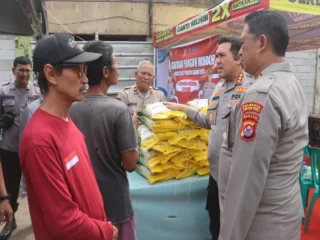Polsek Serang Polresta Serang Kota Salurkan Beras Sphp Program Pangan Murah Nasional