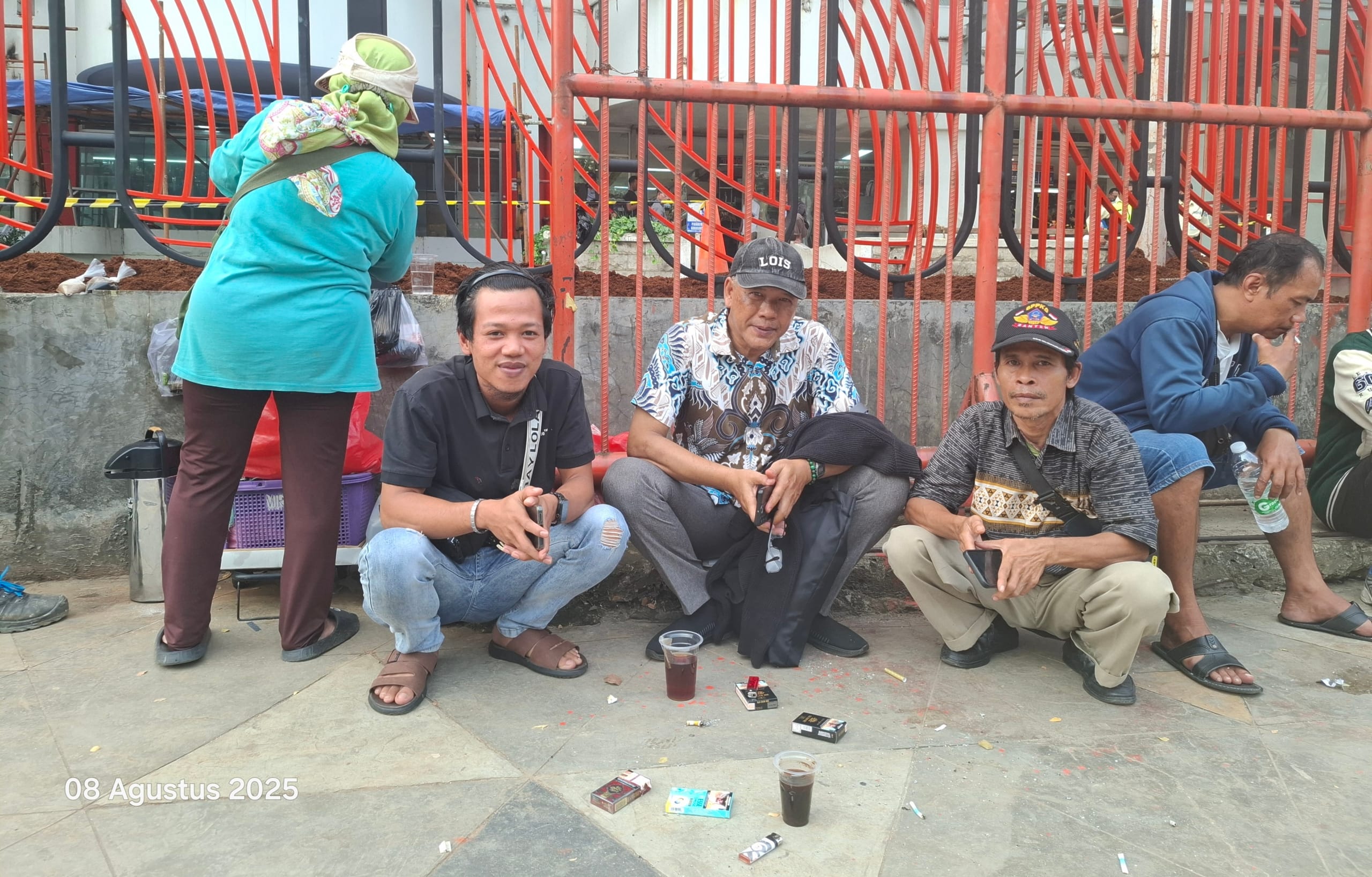 Ngopi Digekas Pelastik, Ketua Umum Gerak 08 Revitriyoso Hudodo Serap Aspirasi Buruh Panggul 1 Ngopi Digekas Pelastik, Ketua Umum Gerak 08 Revitriyoso Hudodo Serap Aspirasi Buruh Panggul