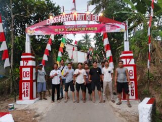 Gapura Dibangun Secara Swadaya, Warga Kampung Cipancur Pasir Siap Meriahkan Kemerdekaan