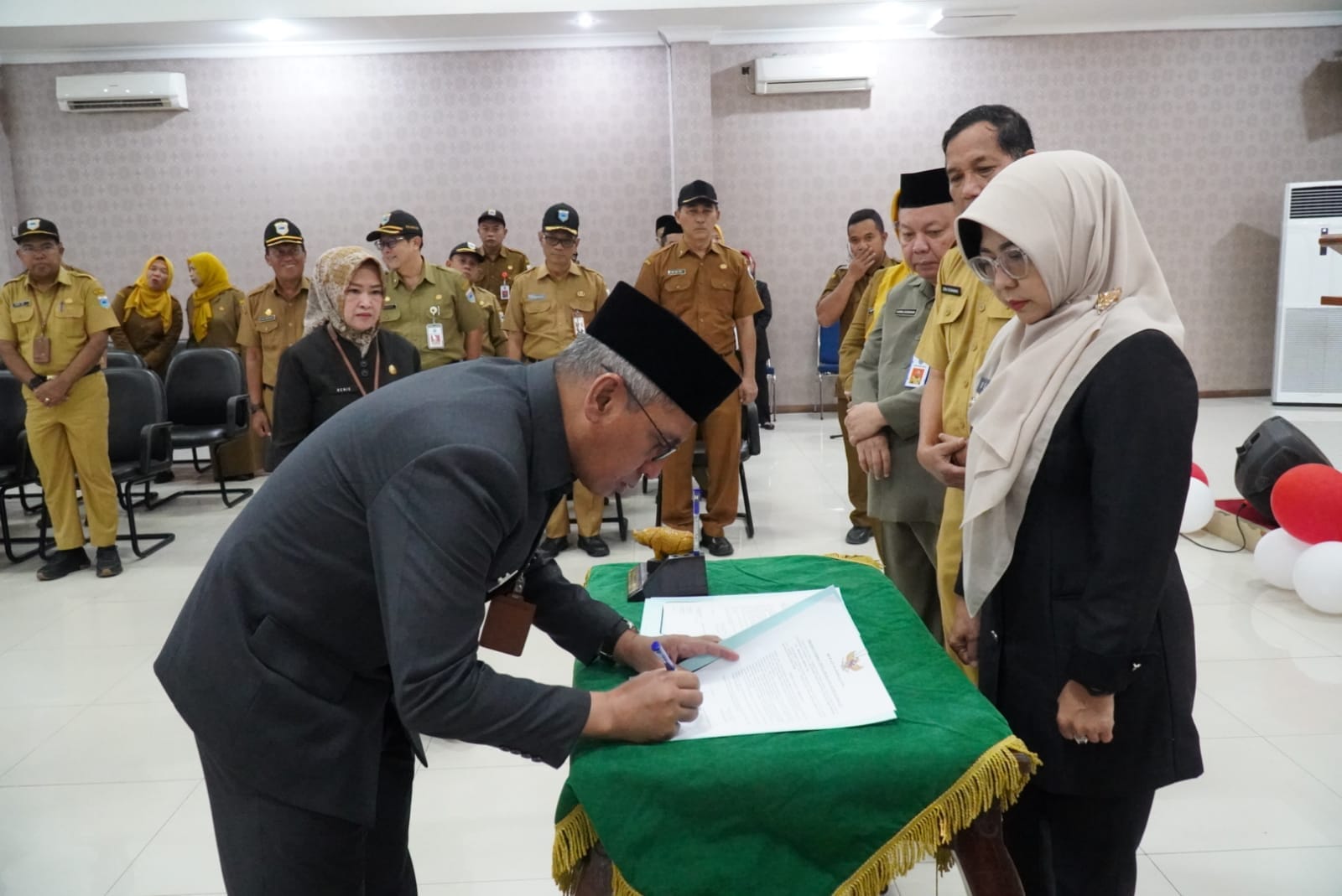 Bupati Pandeglang Dewi Setiani Lantik Tiga Pejabat Eselon Ii 1 Bupati Pandeglang Dewi Setiani Lantik Tiga Pejabat Eselon Ii