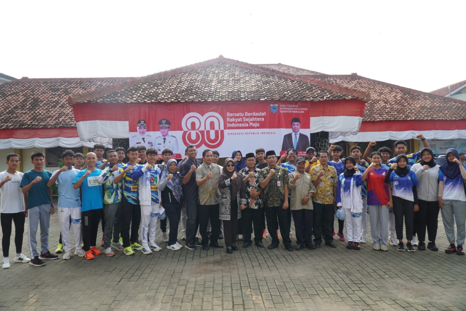 Bupati Dewi Setiani Lepas Atlet Atletik Pandeglang Ikuti Kejurda Banten 1 Bupati Dewi Setiani Lepas Atlet Atletik Pandeglang Ikuti Kejurda Banten
