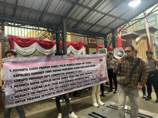 Sadis, Massa Tuntut Periksa Oknum Kapolres Sumenep Dalam Skandal Bsps Sumenep