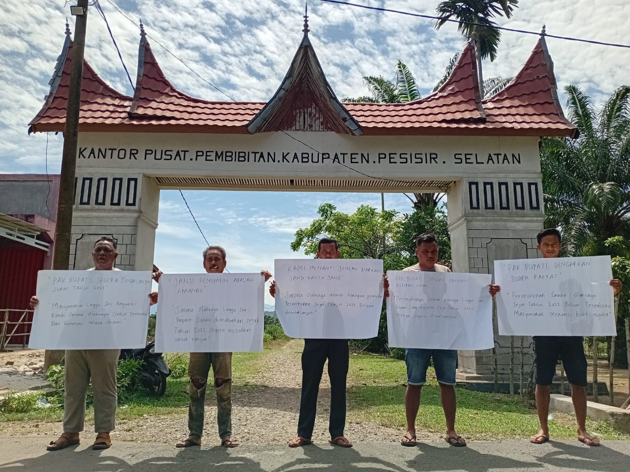 Parah, Warga Linggo Sari Baganti Desak Bupati Pesisir Selatan Realisasikan Sarana Olahraga 1 Parah, Warga Linggo Sari Baganti Desak Bupati Pesisir Selatan Realisasikan Sarana Olahraga