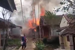 Dua Rumah Ludes, Sijago Merah Hebohkan Warga Kampung Kuranten Pandeglang 1 Dua Rumah Ludes, Sijago Merah Hebohkan Warga Kampung Kuranten Pandeglang