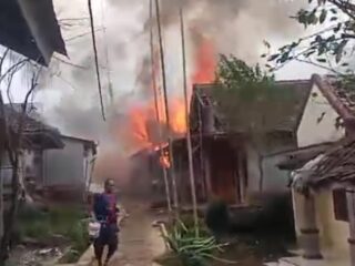 Dua Rumah Ludes, Sijago Merah Hebohkan Warga Kampung Kuranten Pandeglang