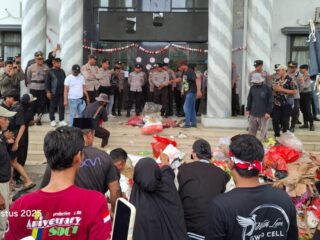 Tak Ditemui Bupati Dan Dprd, Warga Pandeglang Lempar Sampah Di Depan Kantor Pemda