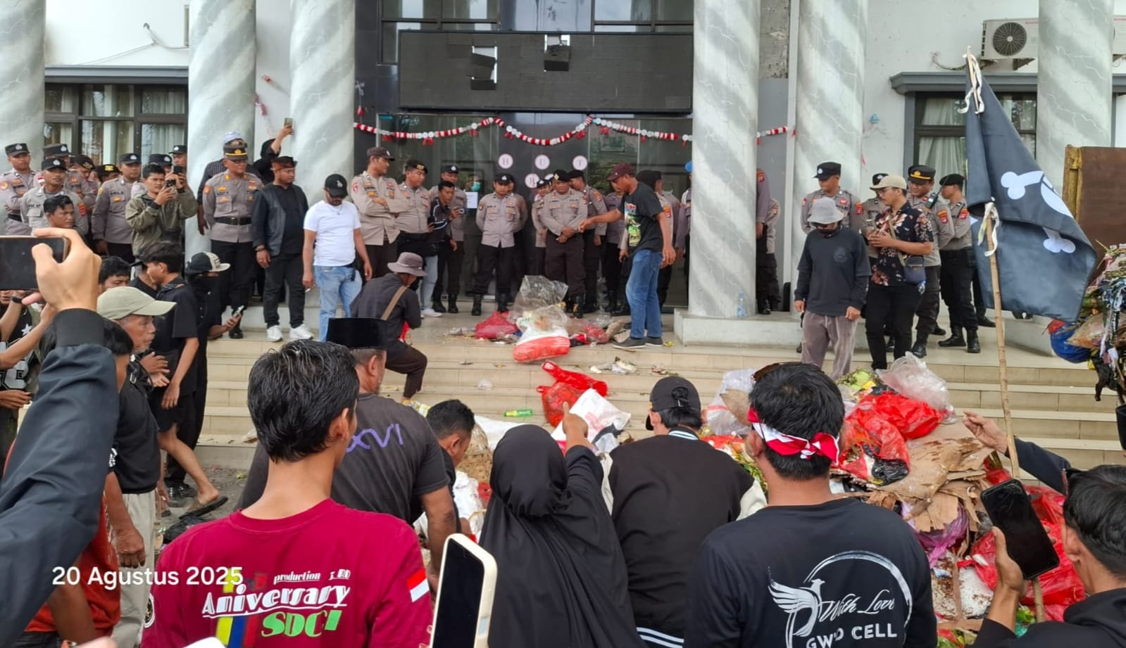 Tak Ditemui Bupati Dan Dprd, Warga Pandeglang Lempar Sampah Di Depan Kantor Pemda 1 Tak Ditemui Bupati Dan Dprd, Warga Pandeglang Lempar Sampah Di Depan Kantor Pemda