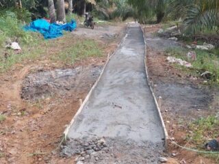 Kacau, Warga Tapian Nauli Keluhkan Proyek Rabat Beton Jalan Diduga Di Kerjakan Asal Jadi