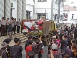 Soroti Sampah, Tokoh Masyarakat Desak Bupati Dan Wabup Pandeglang Mundur