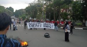 Menyala, Mahasiswa Protes Jelang 100 Hari Kerja Zakiyah-Najib Belum Nyata 2 Menyala, Mahasiswa Protes Jelang 100 Hari Kerja Zakiyah-Najib Belum Nyata