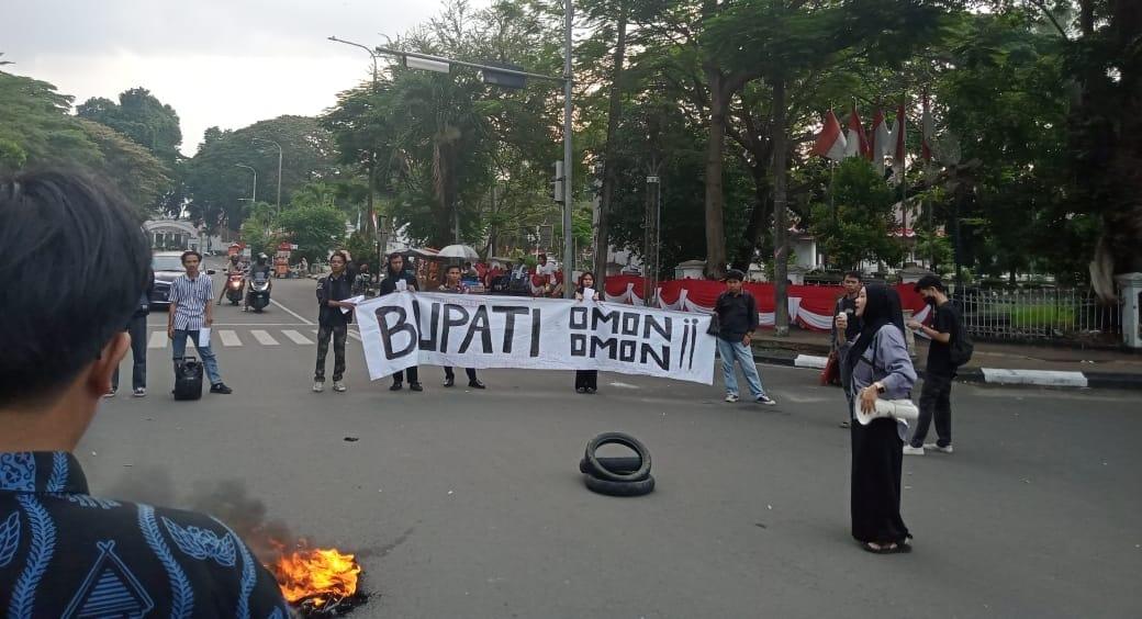 Menyala, Mahasiswa Protes Jelang 100 Hari Kerja Zakiyah-Najib Belum Nyata 1 Menyala, Mahasiswa Protes Jelang 100 Hari Kerja Zakiyah-Najib Belum Nyata